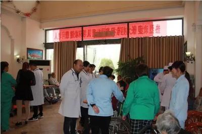 迎院慶，送溫暖 腎病風(fēng)濕科二病區(qū)走進(jìn)衛(wèi)輝“青松康復(fù)護(hù)理院”，為老人送健康！
